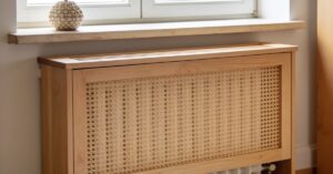 Jak zasłonić kaloryfer pod oknem: estetyczna zabudowa grzejnika DIY