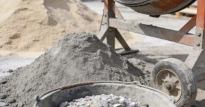Ile cementu na m3 betonu B20 potrzeba? Dokładne ilości na 1m³ betonu