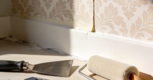 Jak położyć tapetę krok po kroku: samodzielnie przykleić na ścianę
